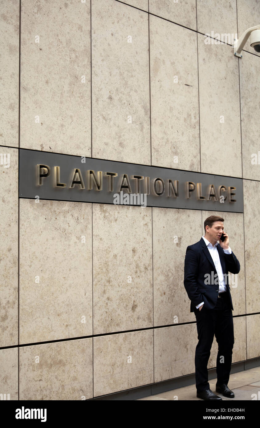 Plantation Platz bei 30 Fenchurch Street mit dem Geschäftsmann am Telefon vor - London-UK Stockfoto