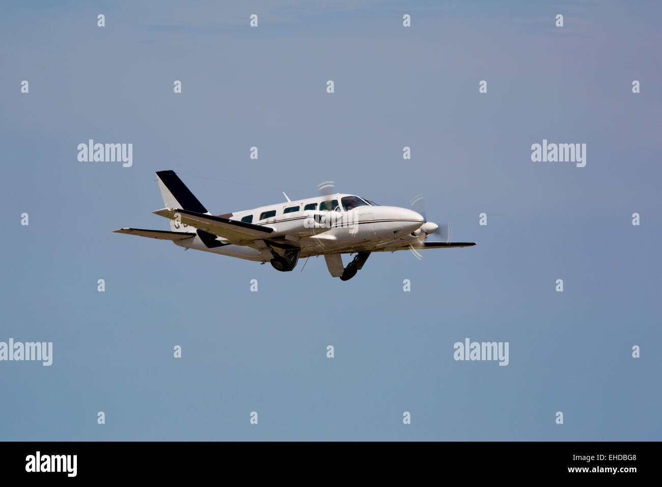 Piper PA-31-350 Häuptling Navajo G-BBNT Massenermittlung mit Fahrwerk ausfahren Stockfoto