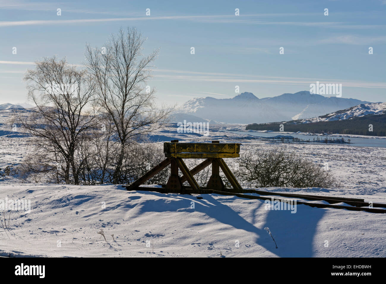 Rannoch Station im Schnee frost & Eis mit blauem Himmel auf schönen Wintertag Stockfoto