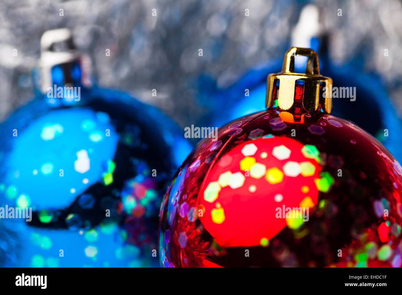 Rote und blaue Weihnachten Kugeln Makro Stockfoto