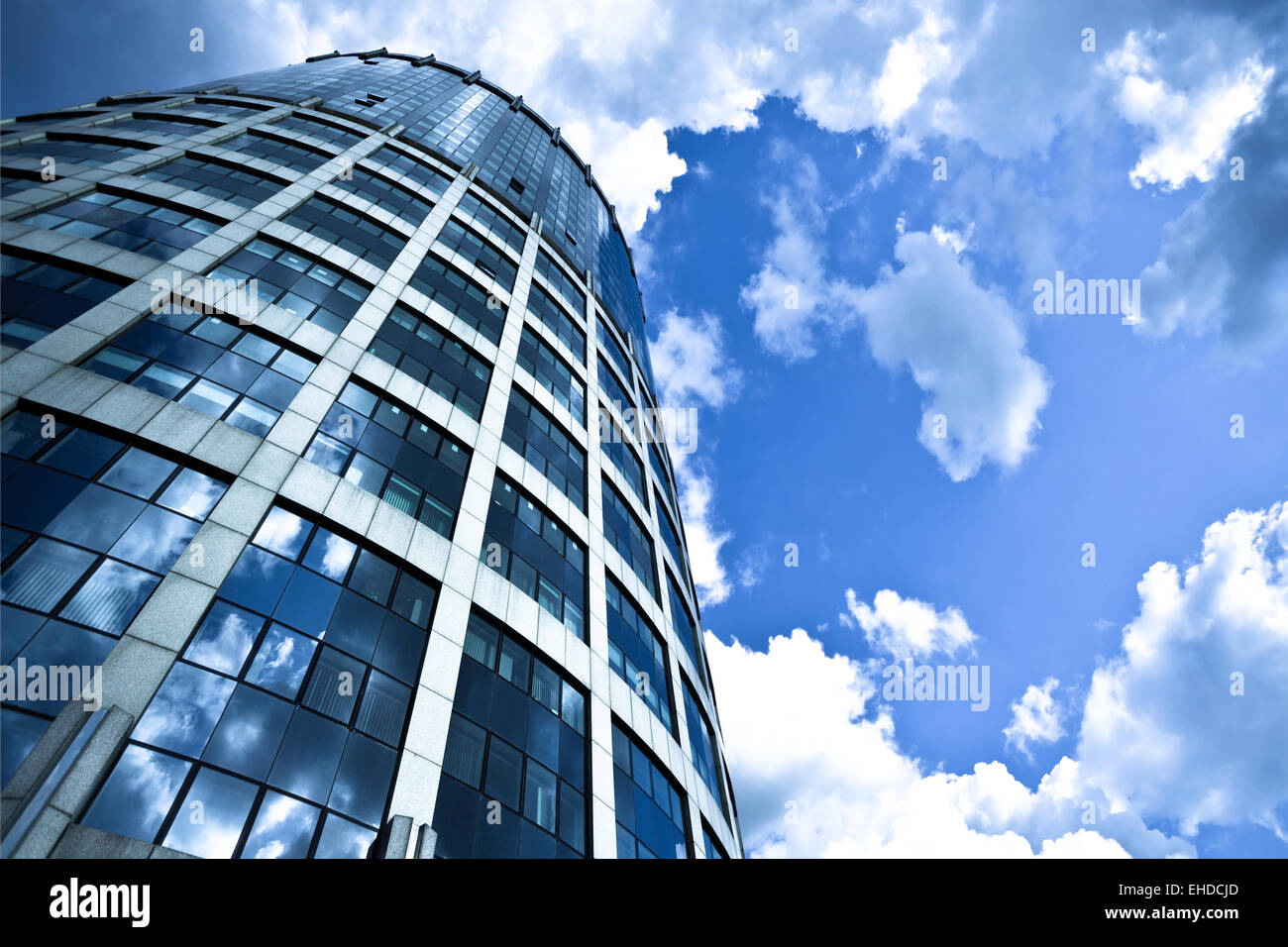 Blaue moderne Büro-Hochhaus am Himmel Stockfoto
