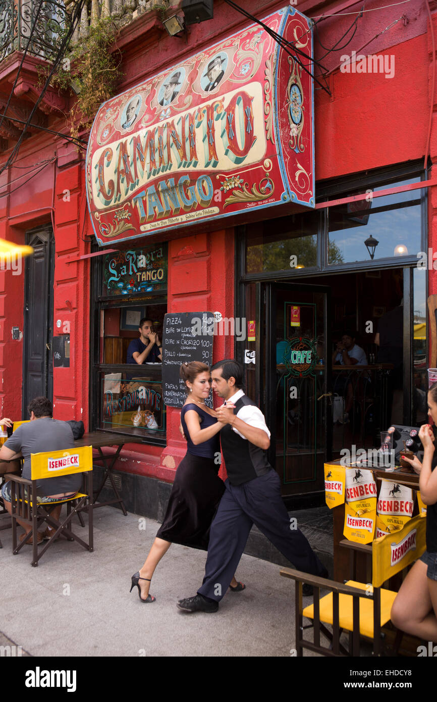 Argentinien, Buenos Aires, La Boca, Magallenes, Tango-Tänzer vor Caminito restaurant Stockfoto