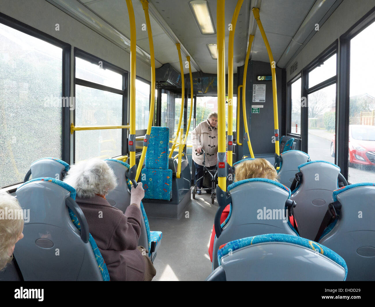 Ältere Passagiere im Bus UK Stockfoto