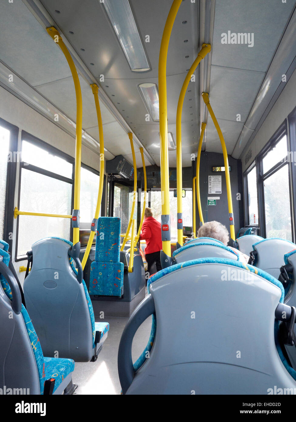 Ältere Passagiere im Bus UK Stockfoto