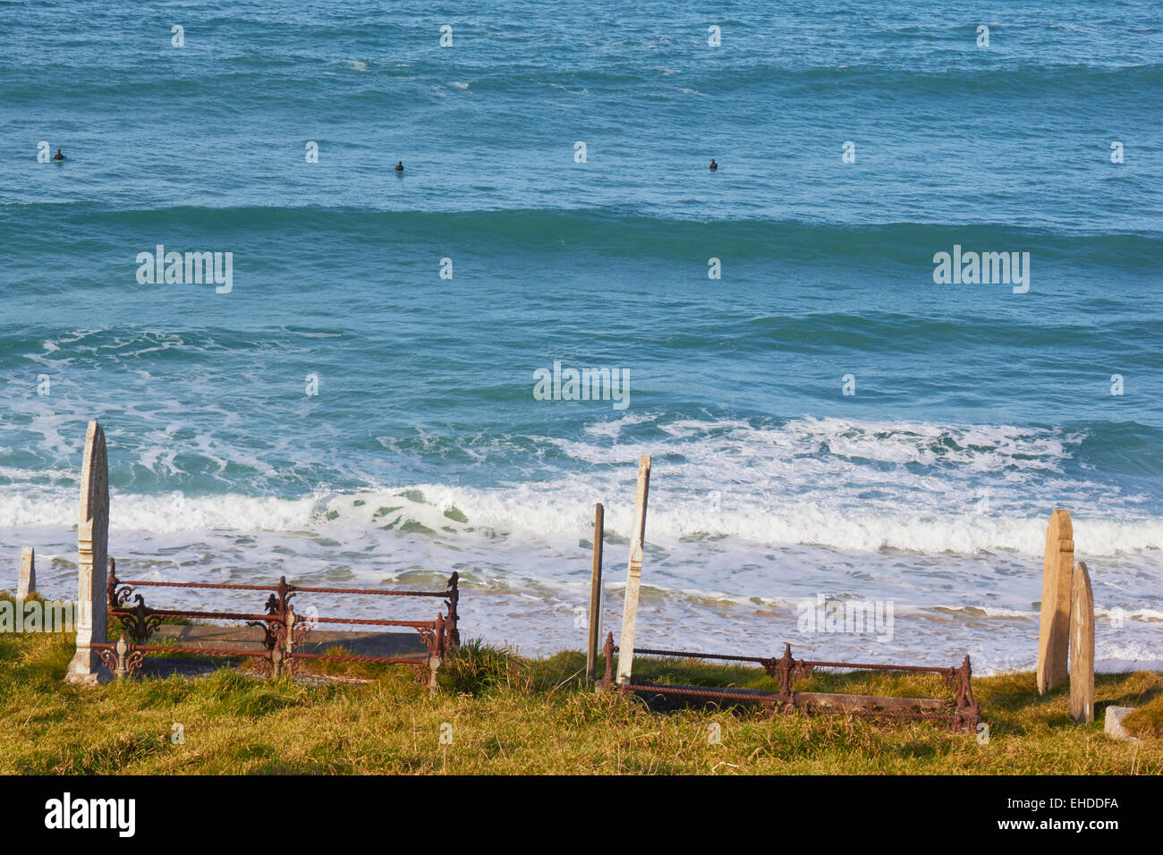 Gräber in der Wiese über den Atlantischen Ozean Barnoon Friedhof Porthmeor St Ives Cornwall England Europa Stockfoto