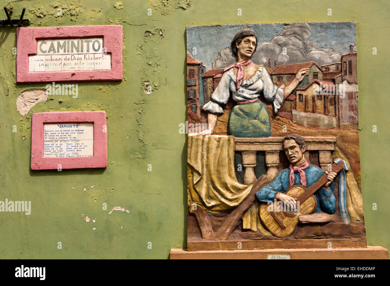 Argentinien, Buenos Aires, La Boca, Caminito, Straßenschild mit Musikern Relief Wandbild Stockfoto