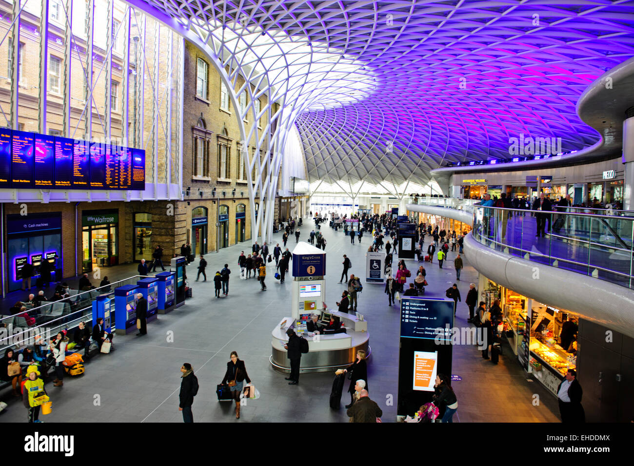 Des Königs oder Bahnhof Kings Cross, wichtigen Gateways in London von Norden, ehemals ein Rotlichtviertel & Auslauf wird umgebaut Stockfoto