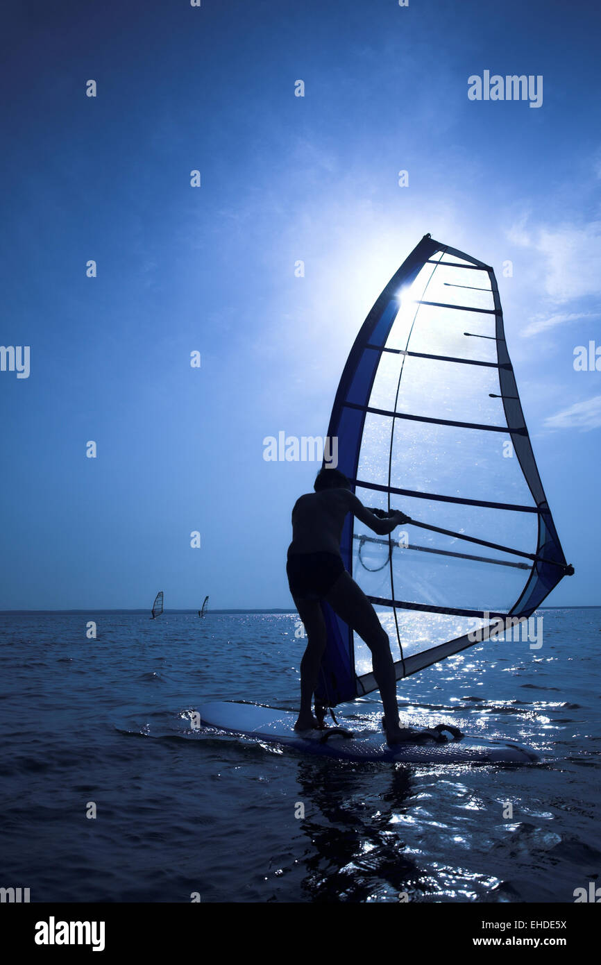 Surfer im Sonnenuntergang Stockfoto