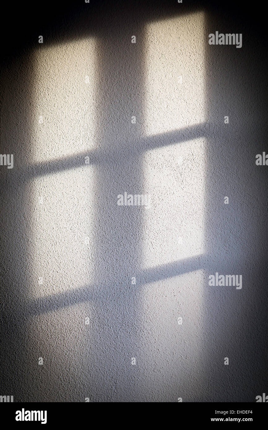 Reflexion des Fensters an der Wand, Schatten Stockfoto