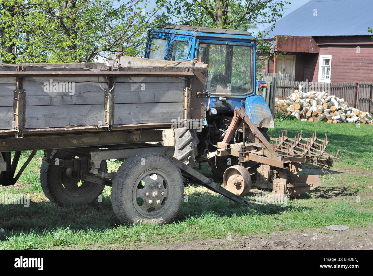 Alten Bauernhof Traktor im russischen Dorf Stockfoto