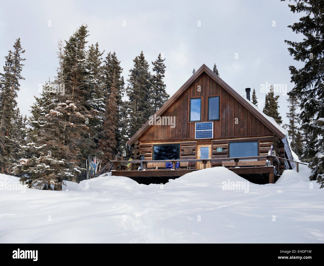 Margy's Hütte, umgeben von Wald und Schnee, 10. Gebirgsdivision Hütte, Aspen, Colorado Stockfoto