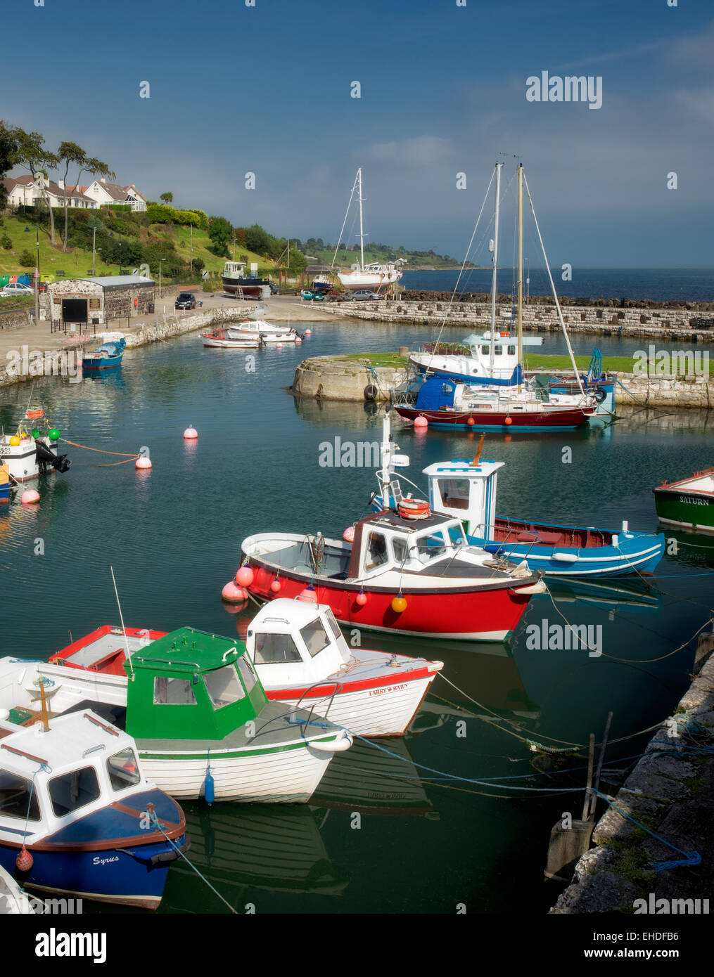Boote im Hafen von Carnlough. Carnlough, Nordirland Stockfoto