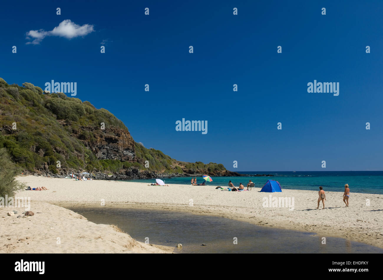 Cala Gonone, Dorgali, Sardinien, Italien, 9/2012. Touristen genießen die Meer der Cala Cartoe Beach, einem der schönsten an der Küste. Stockfoto