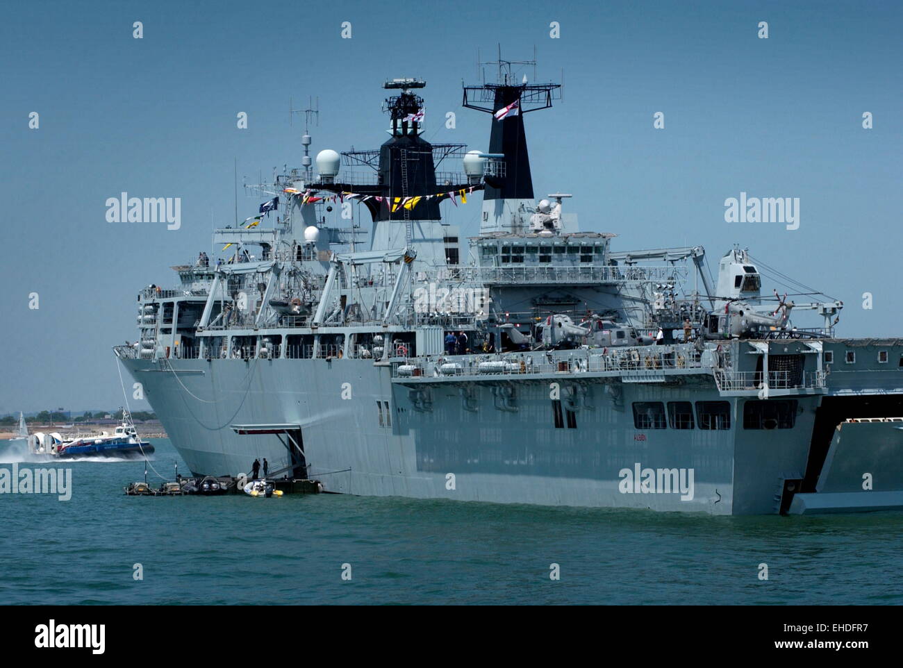 AJAX-NEWS-FOTOS - 28. JUNI 2005. PORTSMOUTH, ENGLAND. -T200 INTERNATIONAL FLEET REVIEW HMS ALBION, ASSAULT SHIP, 18, 500 TONNEN 2003 BEAUFTRAGT. FOTO: JONATHAN EASTLAND/AJAX REF: D152806 / 175 Stockfoto