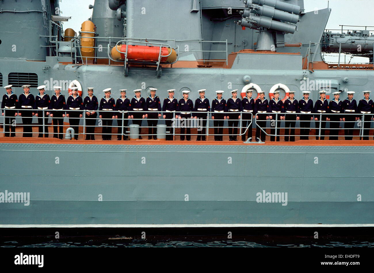 AJAXNETPHOTO-1976 - PORTSMOUTH, ENGLAND. SOWJETISCHE MARINE MATROSEN LINIE DECK DES MISSILE CRUISER OZBRATSOVY, WENN DAS SCHIFF EINEN GOODWILL-BESUCH IN DER NAVAL BASE GEMACHT. FOTO: JONATHAN EASTLAND/AJAX ORIGINAL REF: 091954 Stockfoto