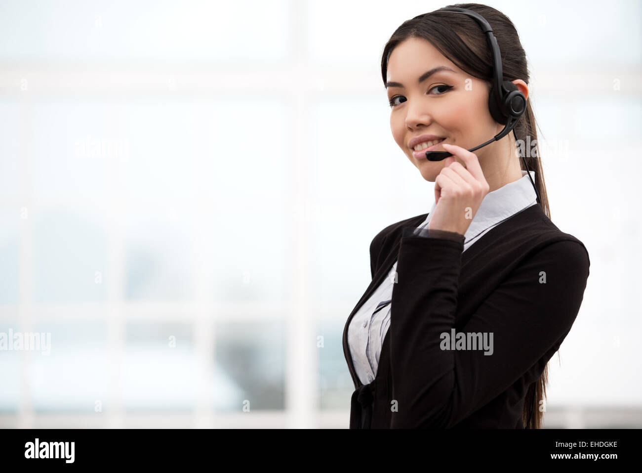 Asiatischen Call Center weibliche Betreiber Blick in die Kamera Stockfoto