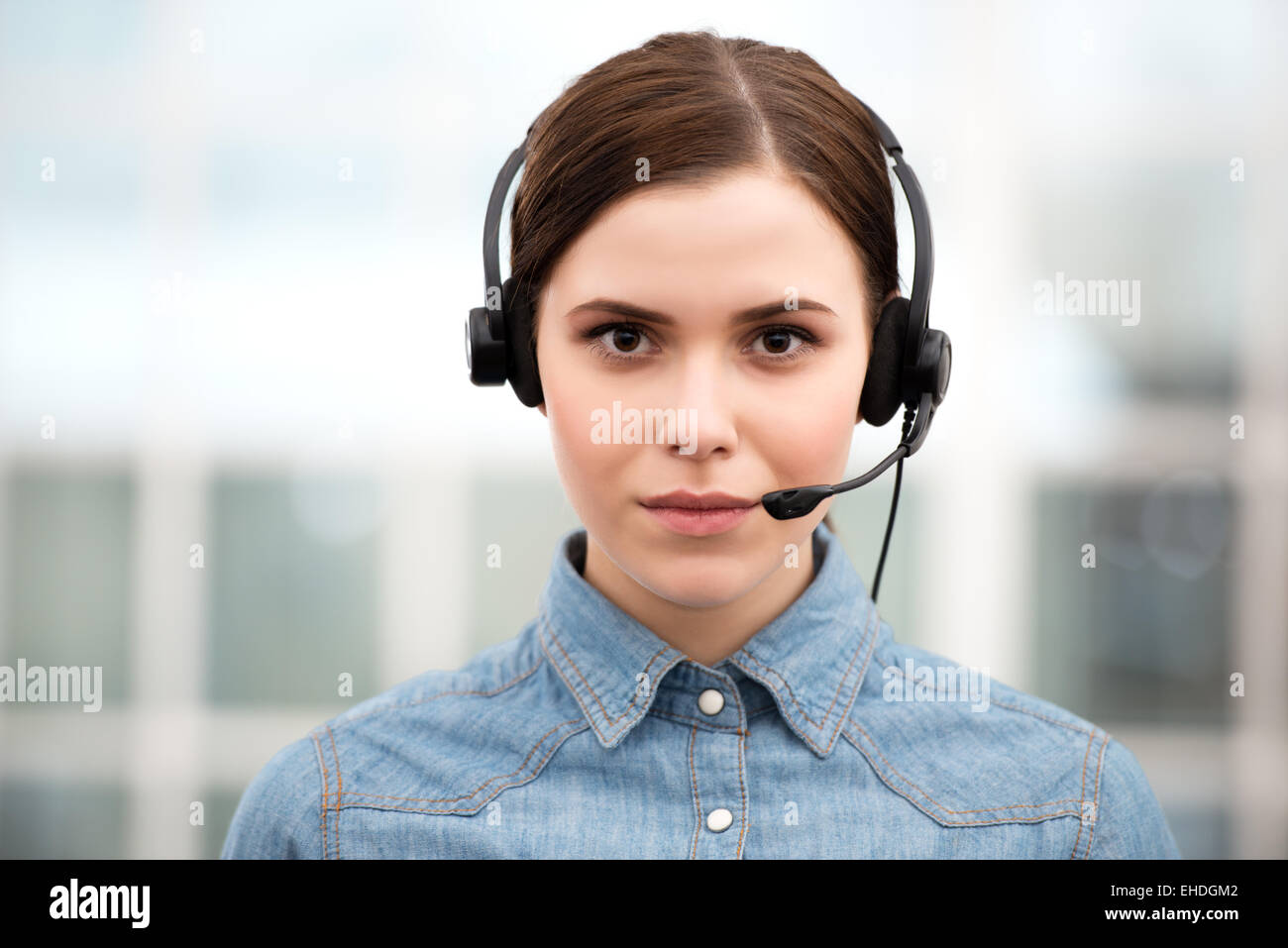 Schöne Call Center weibliche Betreiber Blick in die Kamera Stockfoto