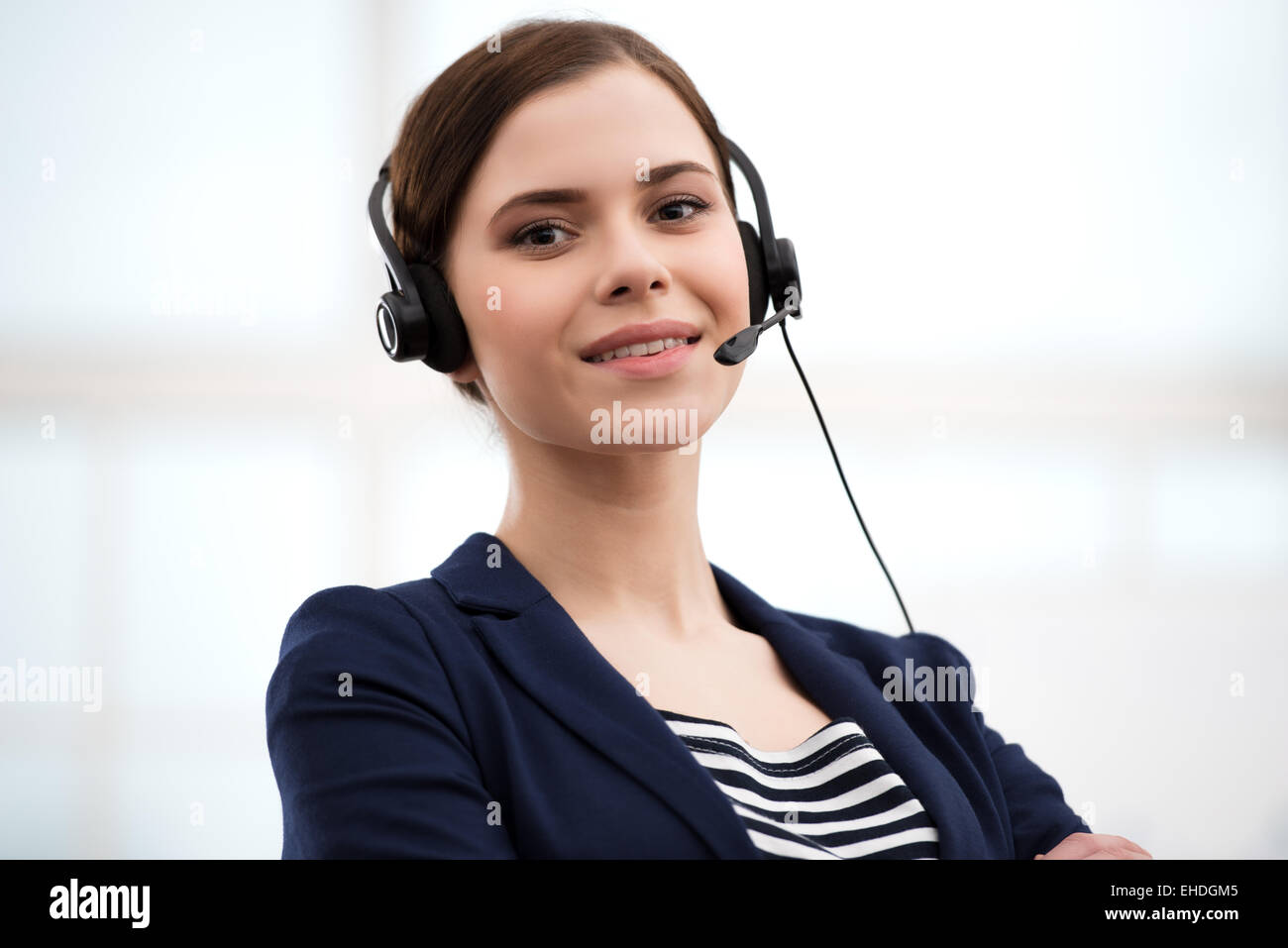 Lächelnd weibliche Call-Center-Betreiber mit Kopfhörer Stockfoto