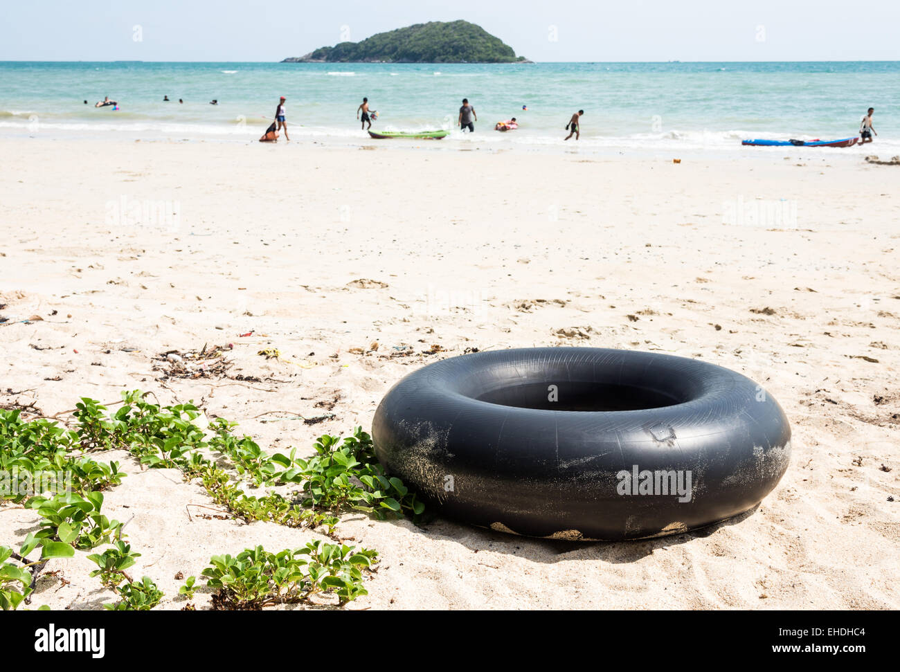 Schwarzen Ring auf dem weißen Sand für Reisende. Stockfoto