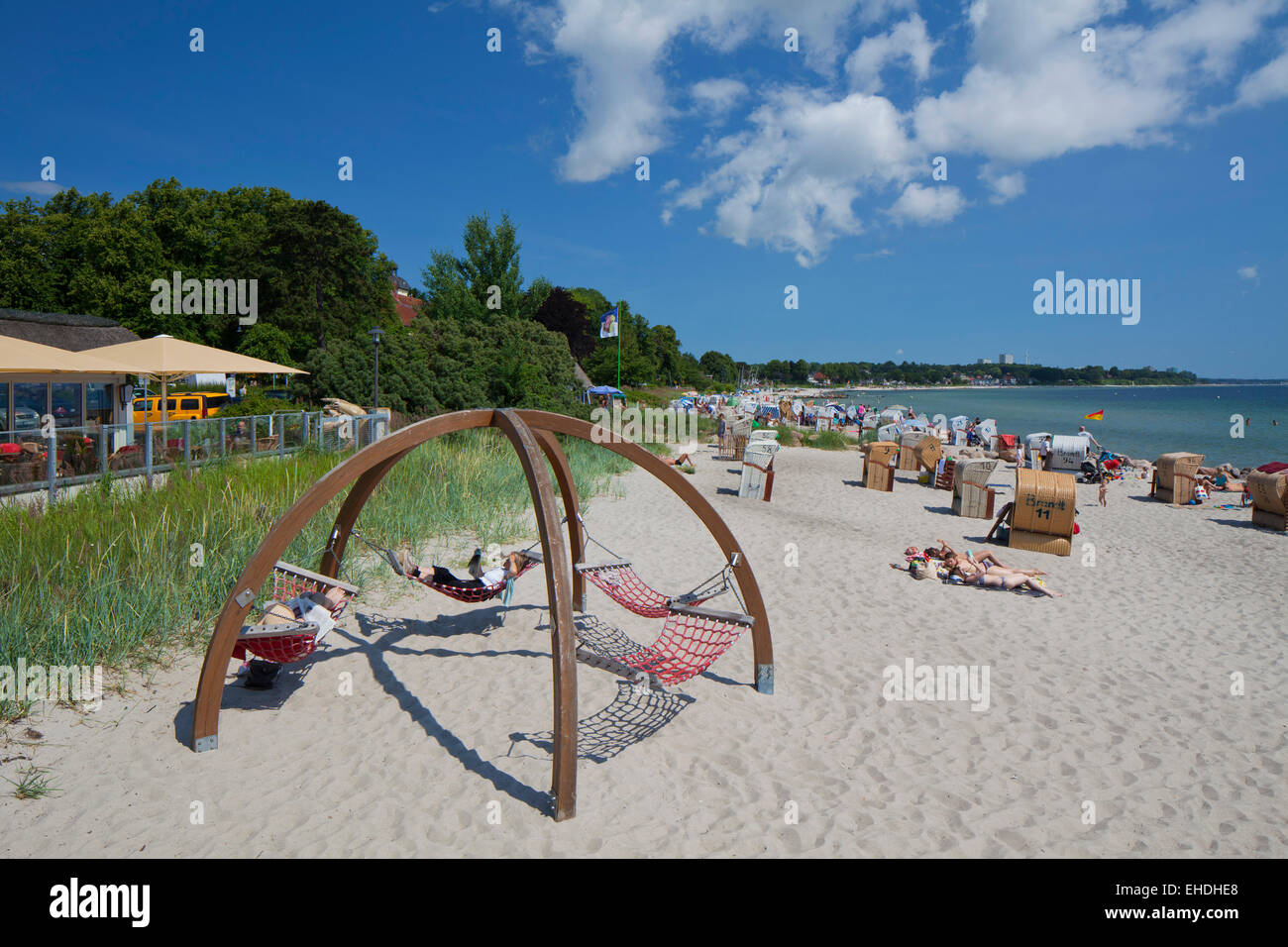 Sonnenanbeter in Hängematten und Liegestühle im Badeort Haffkrug, Schleswig-Holstein, Deutschland Stockfoto