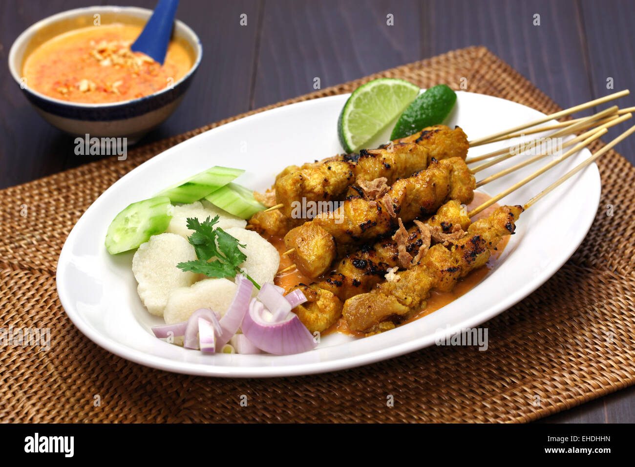 Chicken Satay, Sate Ayam und Lontong mit Erdnuss-Sauce, indonesischer Spieß Küche Stockfoto