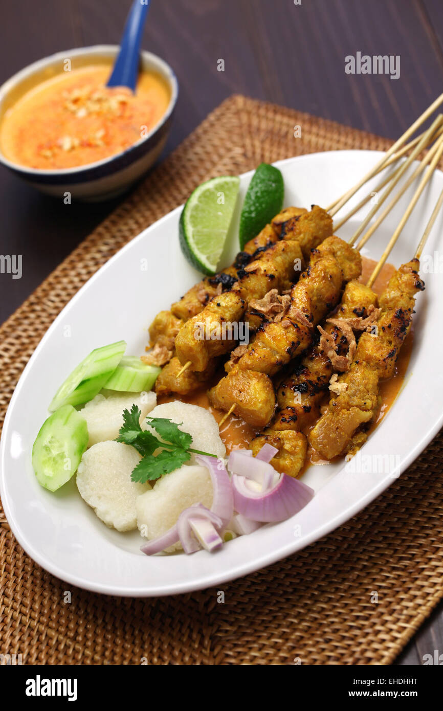 Chicken Satay, Sate Ayam und Lontong mit Erdnuss-Sauce, indonesischer Spieß Küche Stockfoto