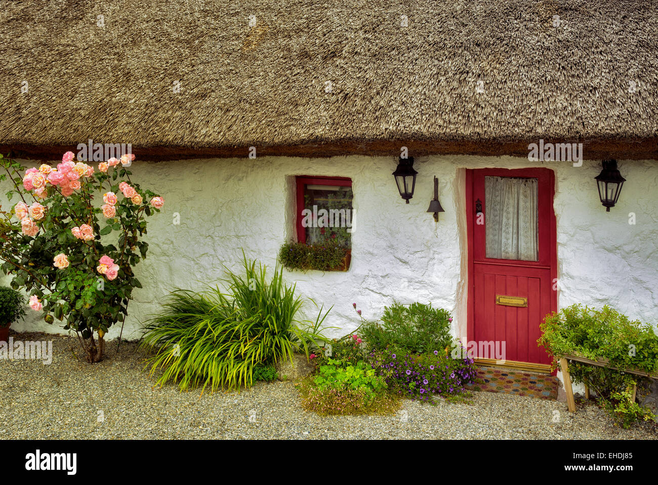 Irische Ferienhaus mit Reetdach. Oughterard, Irland Stockfoto