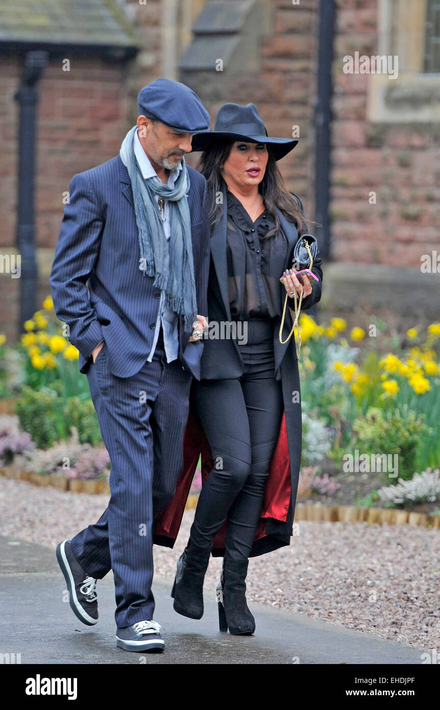 Porthcawl, Wales, UK. 12. März 2015. Trauergäste bei der Beerdigung von Visage Sänger und neue romantische Steve Strange außerhalb All Saints Church in Porthcawl, Wales, Großbritannien. Bildnachweis: Phil Rees/Alamy Live-Nachrichten Stockfoto