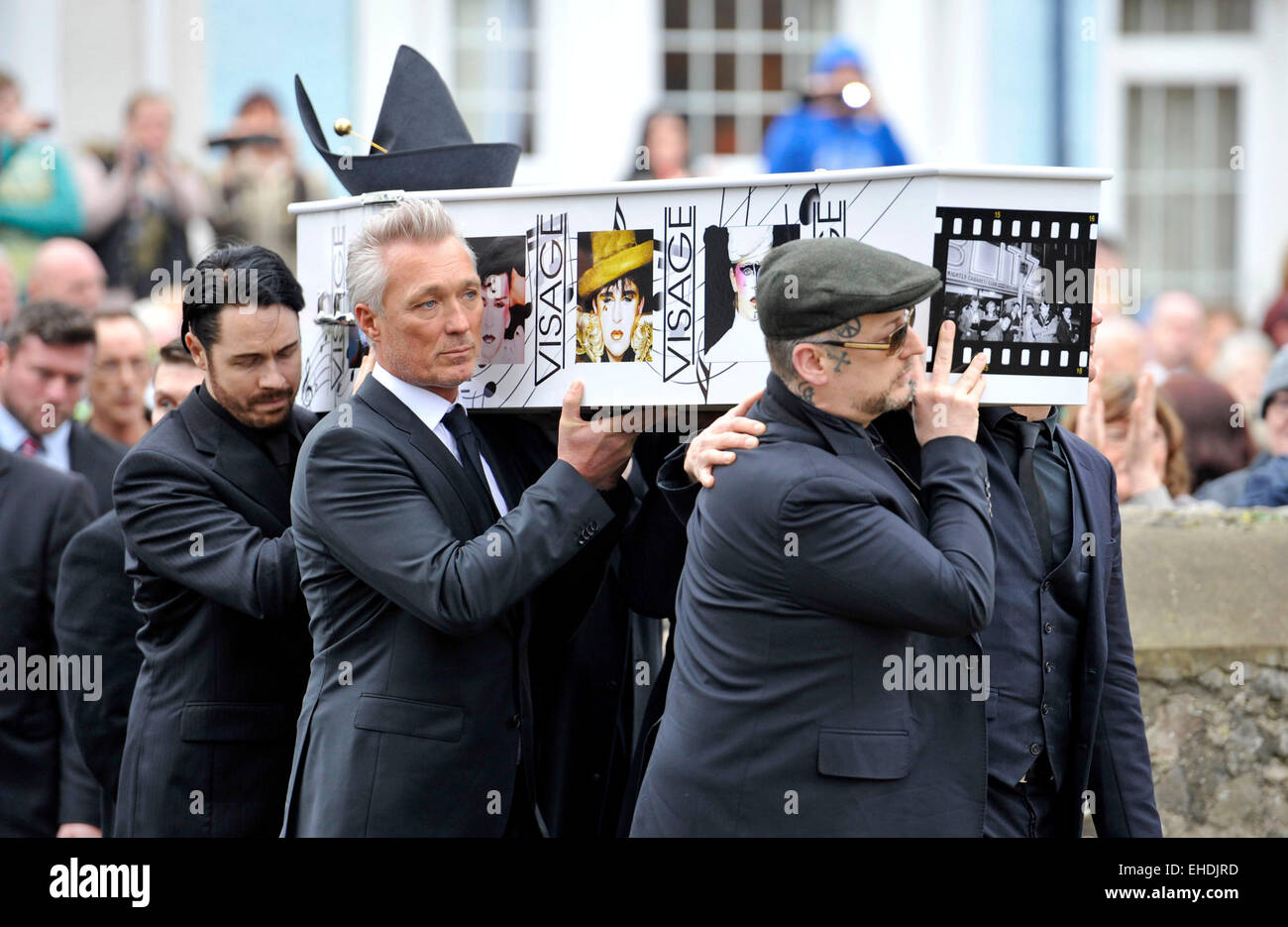 Porthcawl, Wales, UK. 12. März 2015. Beerdigung von Steve Strange, All Saints Church in Porthcawl, Wales, Vereinigtes Königreich. Martin Kemp von Spandau Ballet und Boy George tragen den Sarg in die Kirche. Bildnachweis: Phil Rees/Alamy Live-Nachrichten Stockfoto