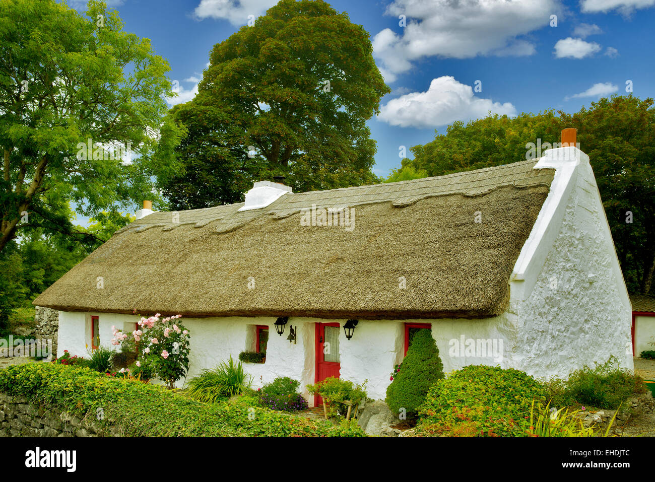 Irische Ferienhaus mit Reetdach. Oughterard, Irland Stockfoto