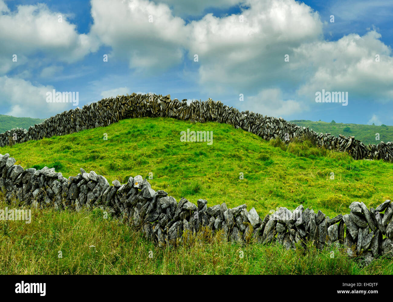 Rock-Zaun und Wolken in The Burren. Irland. Stockfoto