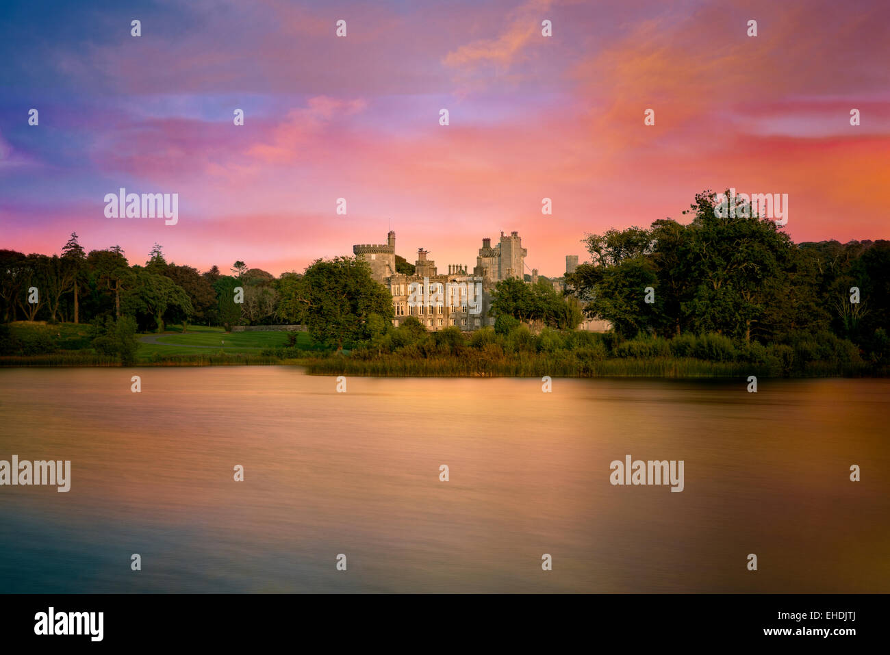 Teich und Dromoland Castle bei Sonnenaufgang... Irland Stockfoto