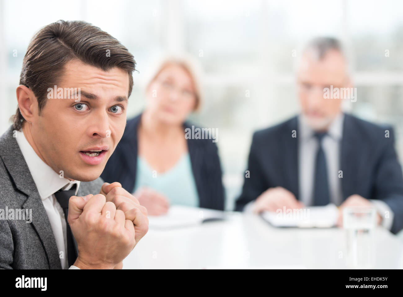 Jungen Angst Mann mit einem Interview mit den Arbeitgebern Stockfoto