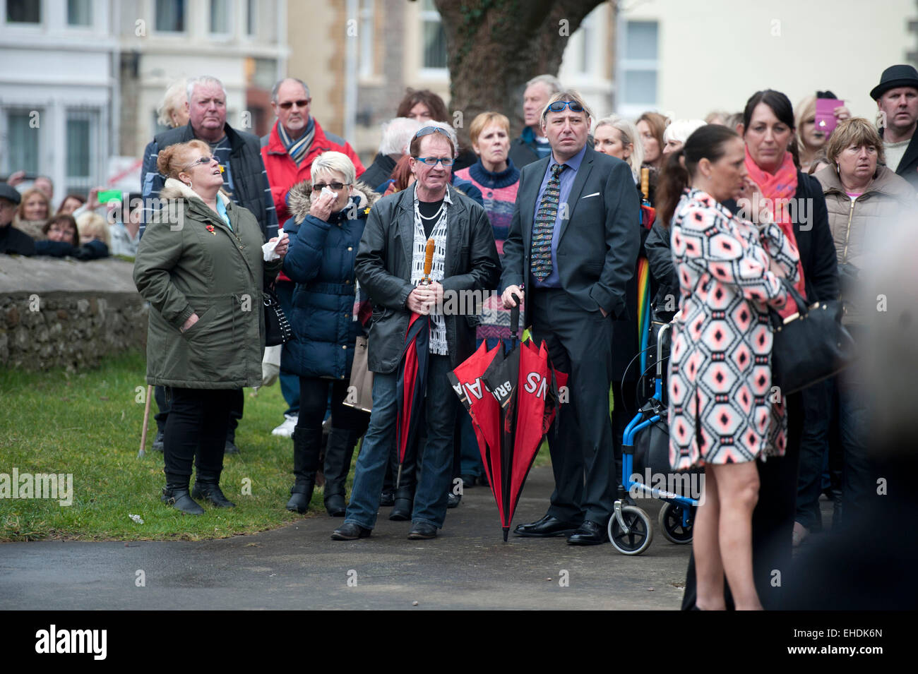 Porthcawl, Wales, UK. 12. März 2015. Trauergäste bei der Beerdigung von Visage Sänger und neue romantische Steve Strange außerhalb All Saints Church in Porthcawl, Wales, Großbritannien. Bildnachweis: Phil Rees/Alamy Live-Nachrichten Stockfoto