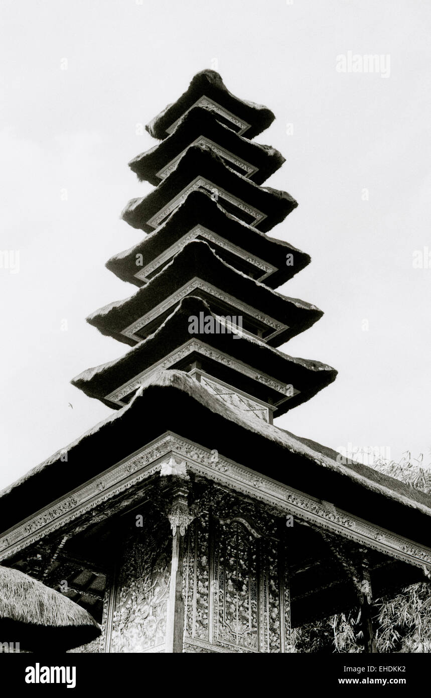 Balinesische Tempel in Ubud in Bali in Indonesien in Südostasien. Architekturgebäude östlichen asiatischen Turm Kultur Geschichte historische Wanderlust Travel Stockfoto