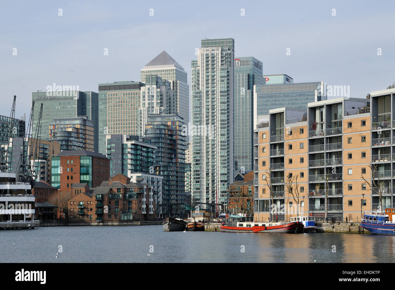 Canary Wharf, London Docklands, von äußeren Millwall Dock betrachtet Stockfoto