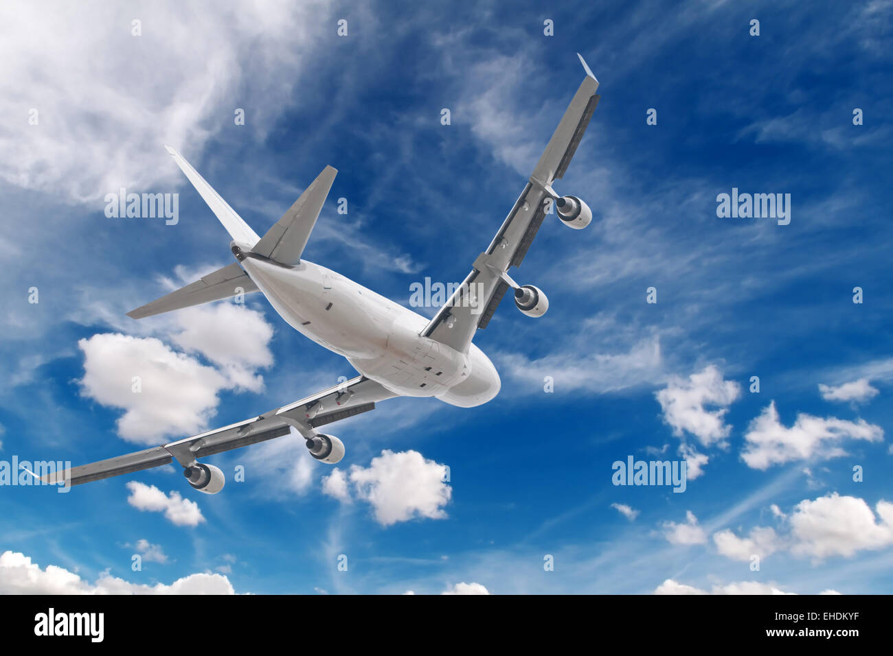 großen Düsenjet fliegt auf blauen trübe skybackground Stockfoto