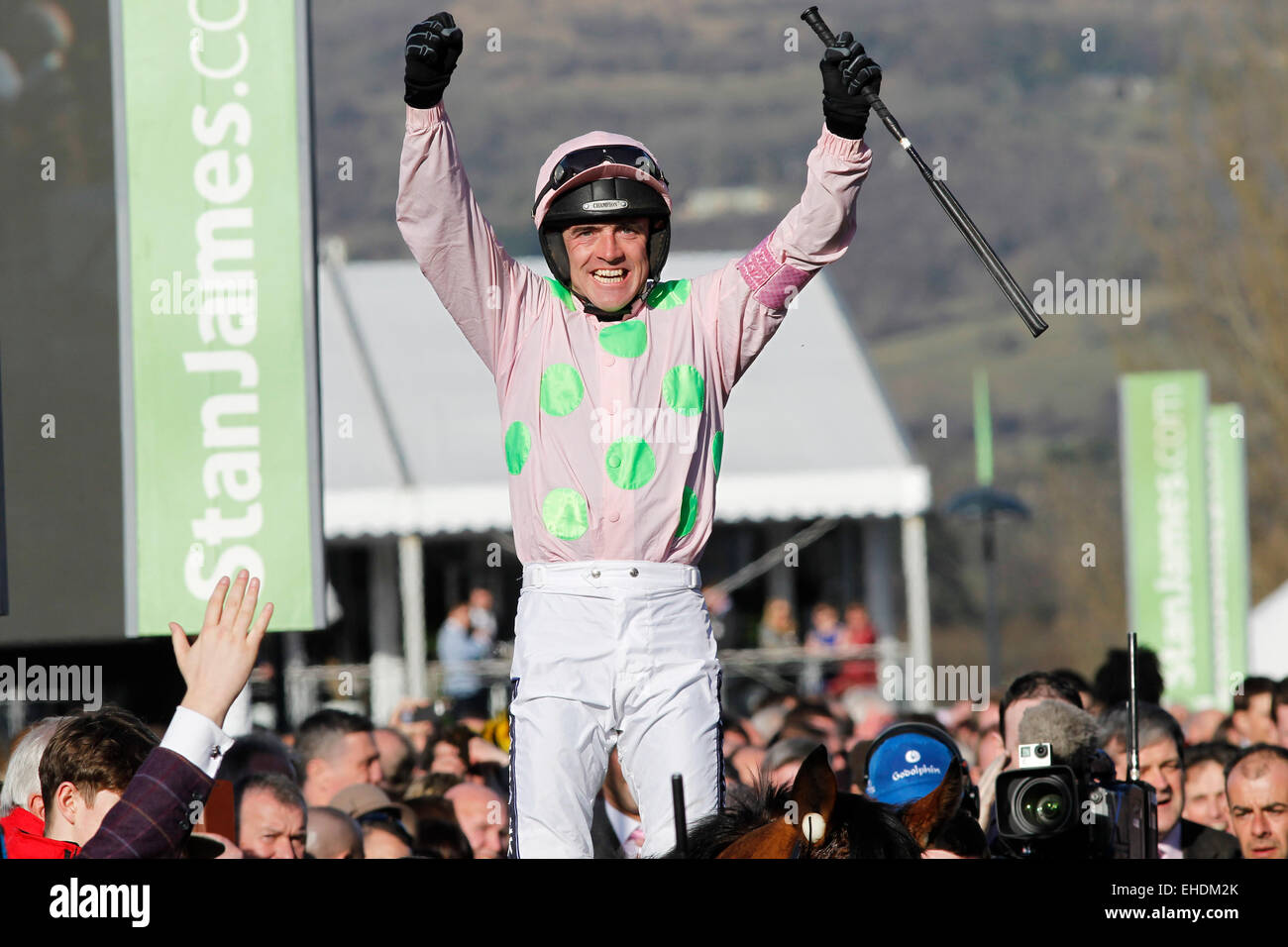 10.03.2015. Cheltenham, Gloucestershire, England. Cheltenham Festival Pferderennen, Tag 1.  Präsentation der Gewinner mit Ruby Walsh nach dem Gewinn der Stan James Champion Hürde Challenge Trophy Klasse 1 mit Schüler. Bildnachweis: Lajos-Eric Balogh/turfstock.com Stockfoto