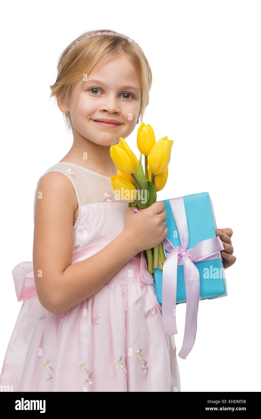 Mädchen hält Bouquet von gelben Tulpen und Geschenkbox Stockfoto