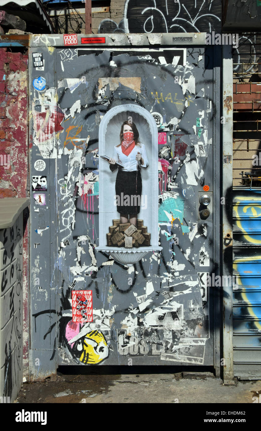 Eine Tür dekoriert mit Graffiti, street Art und Aufkleber auf North 6th Street in Williamsburg, Brooklyn, New York. Stockfoto