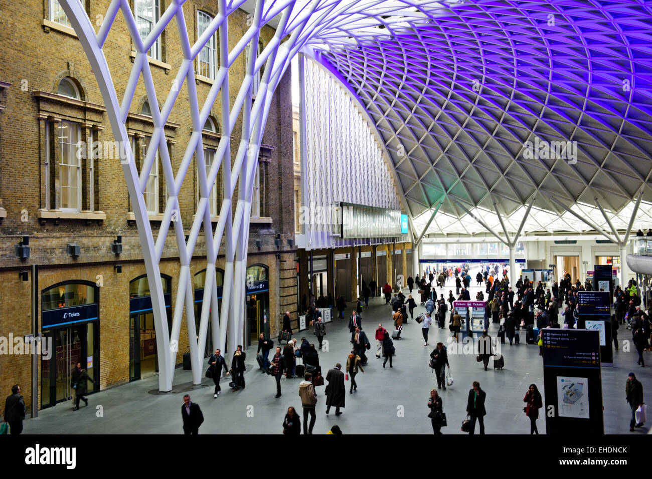 Des Königs oder Bahnhof Kings Cross, wichtigen Gateways in London von Norden, ehemals ein Rotlichtviertel & Auslauf wird umgebaut Stockfoto