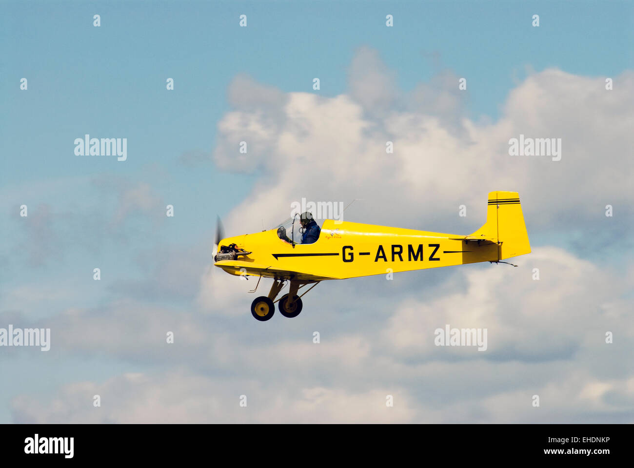 kleine gelbe offenen Cockpit G-ARMZ - The Tiger Club Druine D.31 turbulente Flugzeug bei Lydd airshow Stockfoto