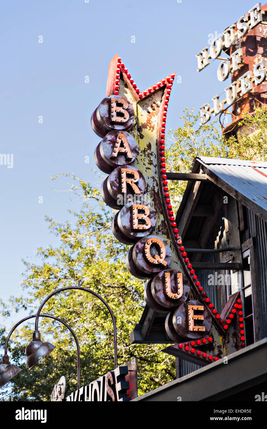 Leuchtreklame für Barbque am Main Street Disney World in Lake Buena Vista, Florida. Stockfoto