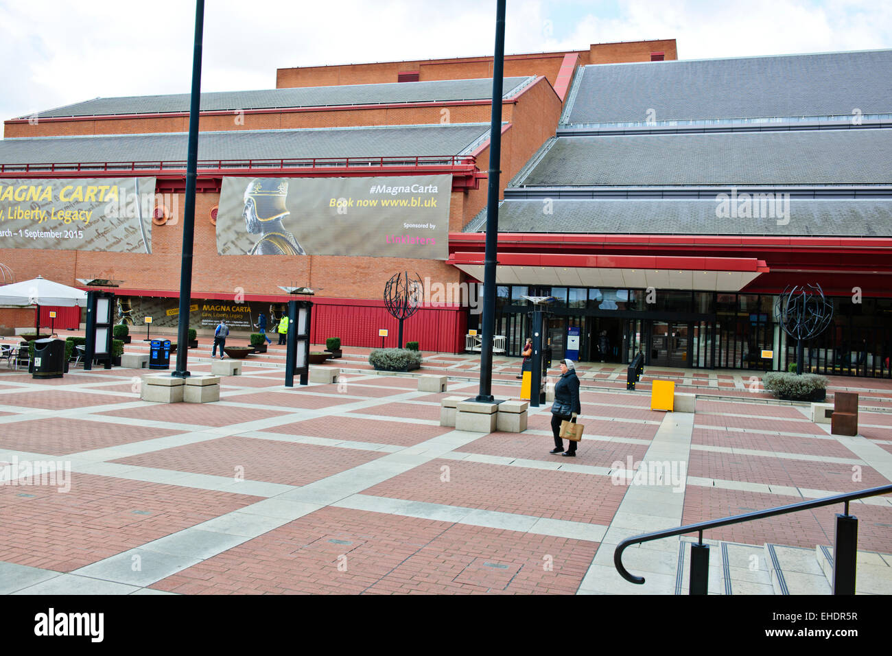 Exterieur, Interieur der British Library, geräuchert Glaswand der Bibliothek des Königs in den Hintergrund, Wandmalerei, London, Großbritannien Stockfoto