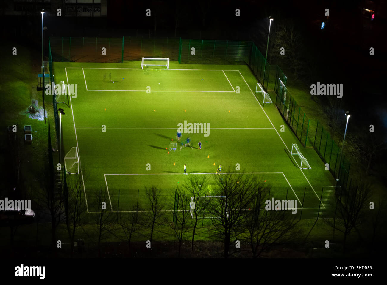 Fußball in Siedlung im vom Dennistoun von Glasgow in der Nacht Stockfoto