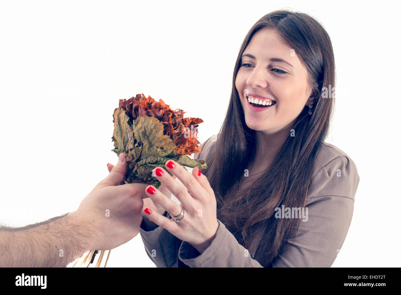 schönes Mädchen erhält einen Blumenstrauß von ihrem Freund Stockfoto