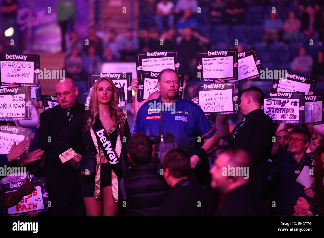 Capital FM Arena, Nottingham, UK. 12. März 2015. PDC Premier League Darts. Raymond van Barneveld und James Wade. Raymond van Barneveld betritt die FM-Arena. © Aktion Plus Sport/Alamy Live-Nachrichten Stockfoto