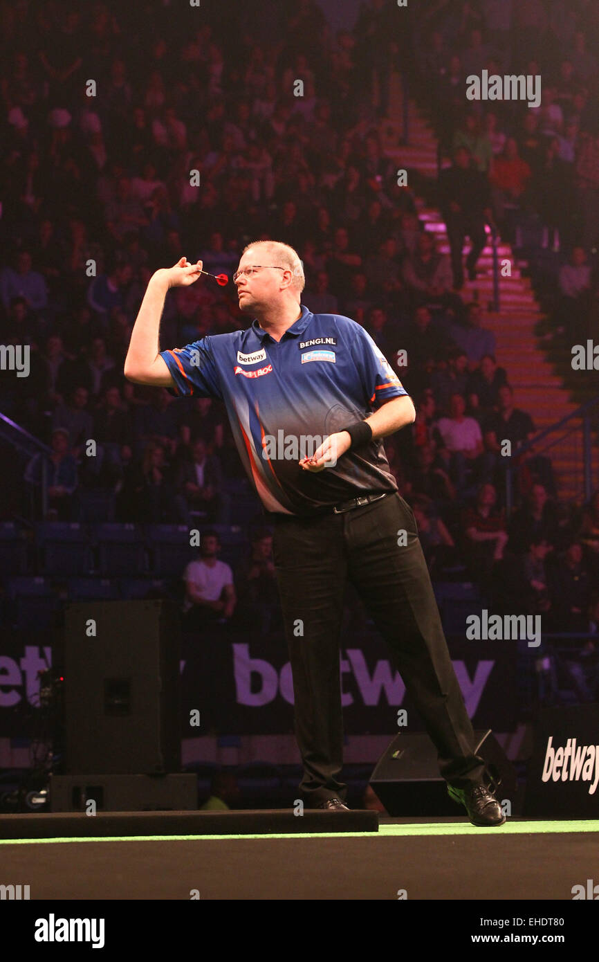 Capital FM Arena, Nottingham, UK. 12. März 2015. PDC Premier League Darts. Raymond van Barneveld und James Wade. Raymond van Barneveld auf die Oche. © Aktion Plus Sport/Alamy Live-Nachrichten Stockfoto