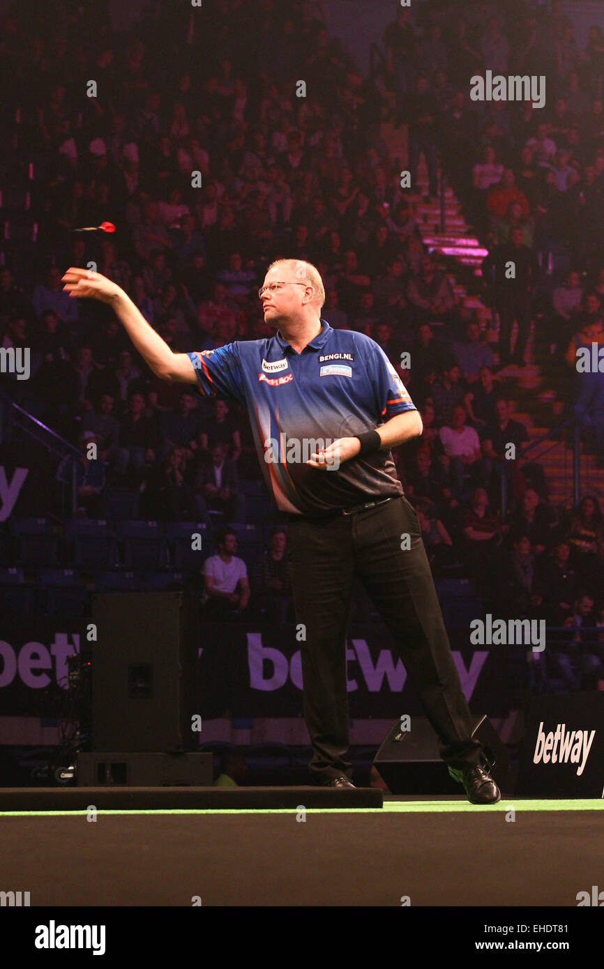 Capital FM Arena, Nottingham, UK. 12. März 2015. PDC Premier League Darts. Raymond van Barneveld und James Wade. Raymond van Barneveld auf die Oche. © Aktion Plus Sport/Alamy Live-Nachrichten Stockfoto