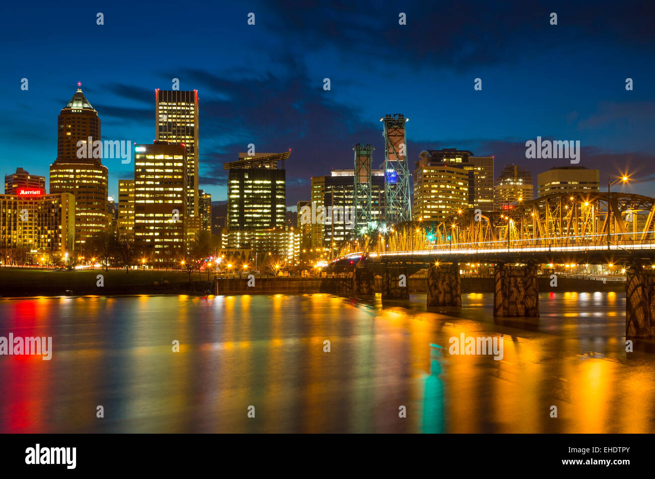 Dämmerung über Portland an den Ufern des Willamette River, Oregon, USA Stockfoto